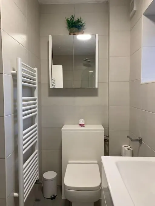 Brighton New Apartment Free Parking Sleeps 6