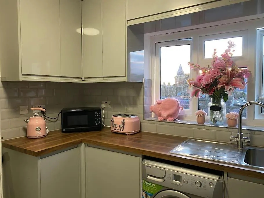 Brighton New Apartment Free Parking Sleeps 6