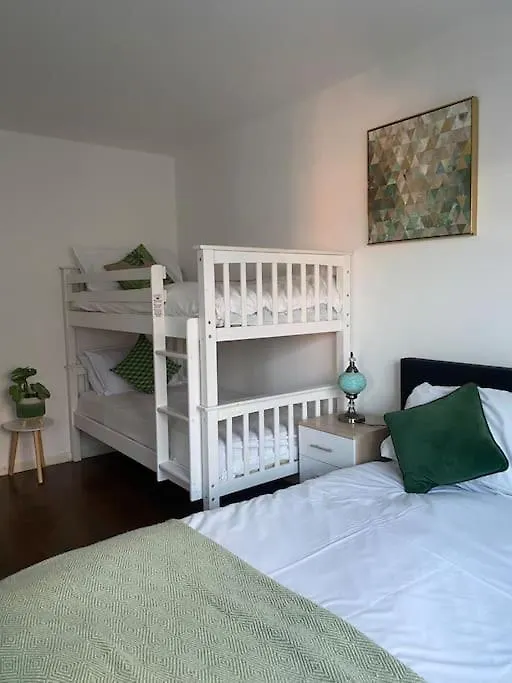 Brighton New Apartment Free Parking Sleeps 6 0*,