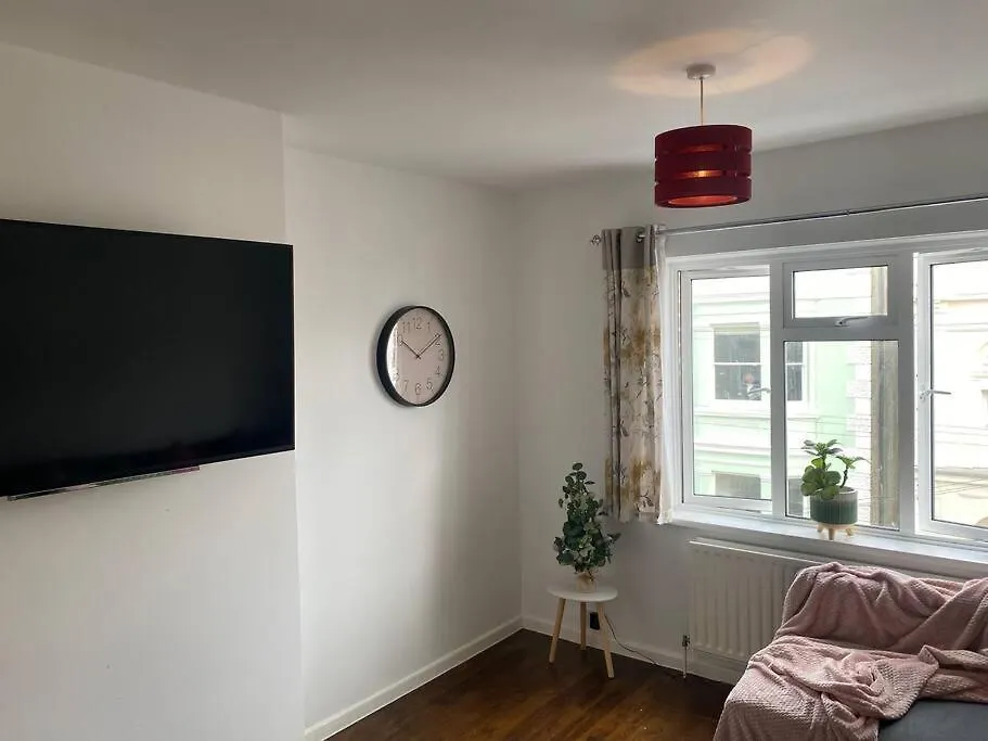 Brighton New Apartment Free Parking Sleeps 6